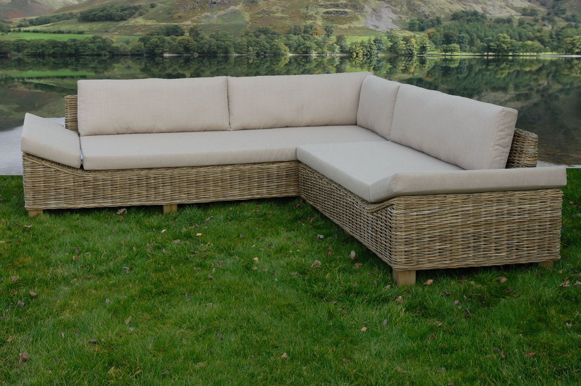 Modernes Wohnzimmer Ecksofa aus Rattan Koobo L Form mit schräger Lehne    20x20cm