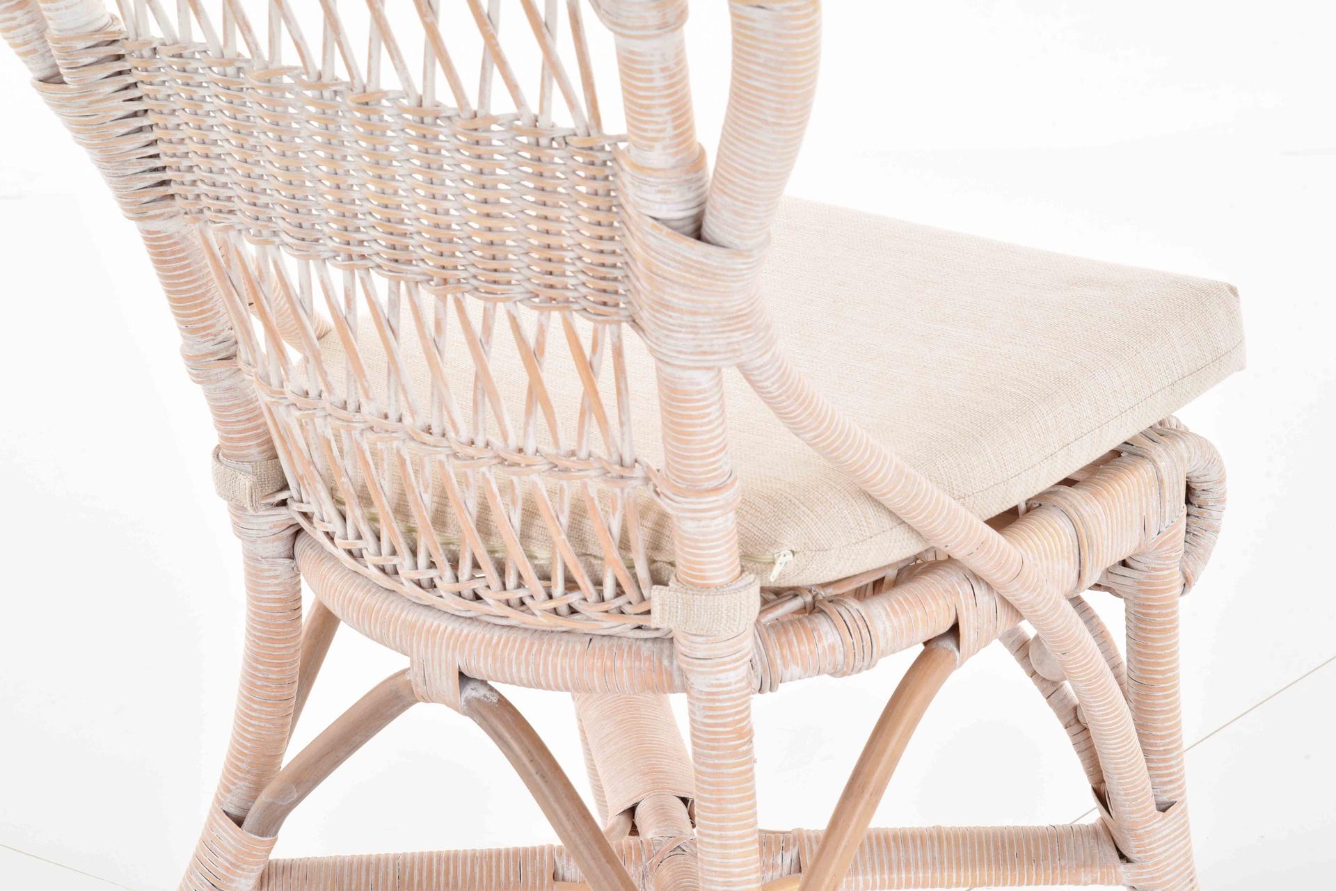 Kunstvoller Korb Esszimmerstuhl aus Rattan im Landhausstil mit Sitzkissen | Vintage Weiß